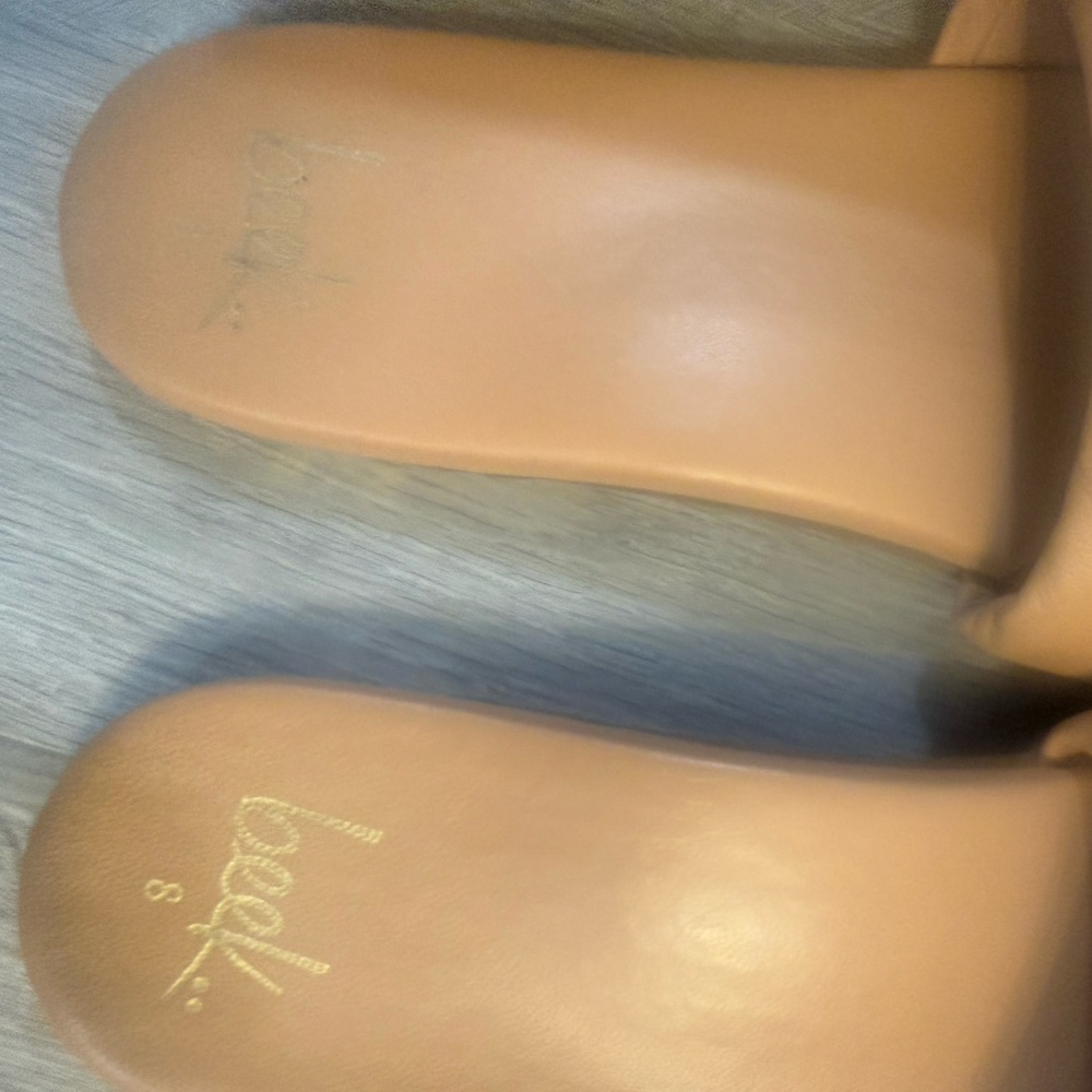 BEEK Women's Tan Slide Sandals size 8 - Picture 2 of 3